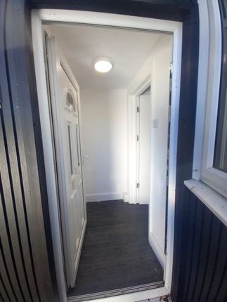 69 Meadow Close, London photo 3