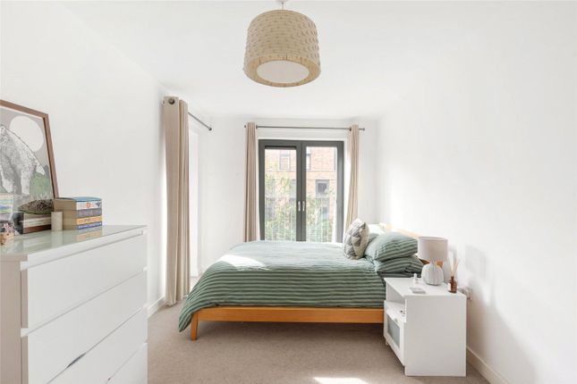 Flat 10, 2, Bourbon Road, London photo 3