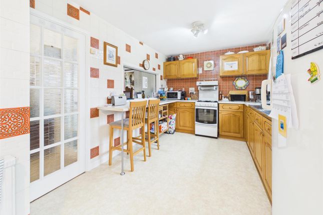 77, Oak Tree Road, Reading photo 2