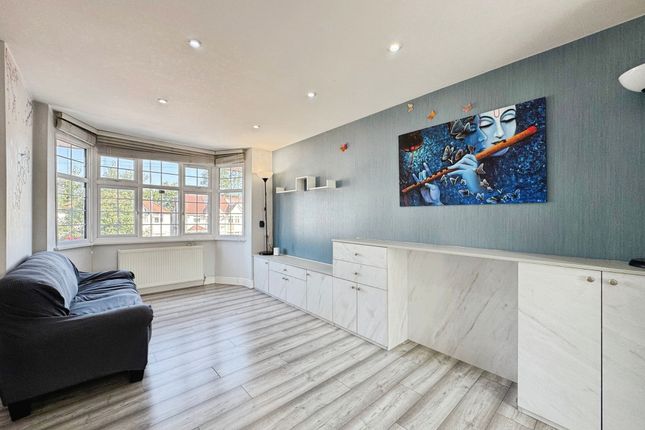 Flat 2, 91 Camrose Avenue, Edgware photo 2