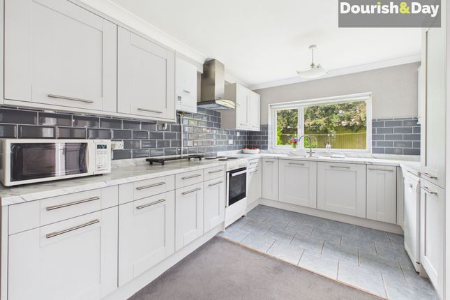 39 Harcourt Way, Stafford photo 2