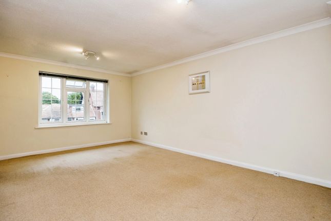 9 Lyn Court,, Ferndown Close, Surrey photo 3