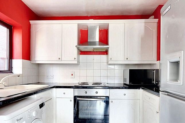 Flat 1, Veronica Close, Romford photo 4