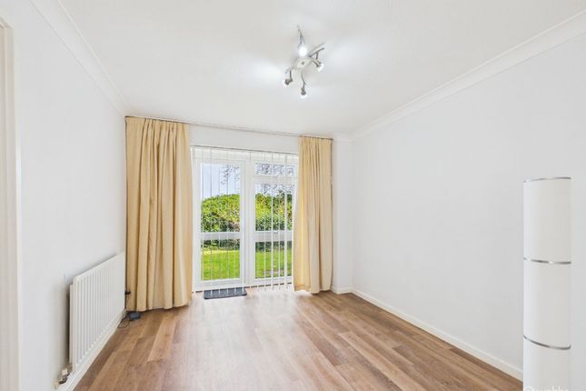 5 Holmbury Grove, Croydon photo 4
