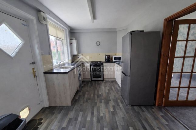 48, Lees Holm, Dewsbury photo 3