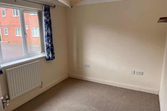 Flat to rent in University Court, Grantham
