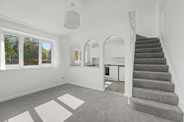 11, Surrey Water Road Rotherhithe, London photo 2