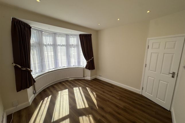 110, Hampden Way, Southgate photo 2
