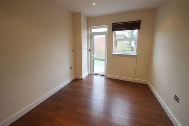 Flat 2. 80, Welldon Crescent, Harrow photo 4