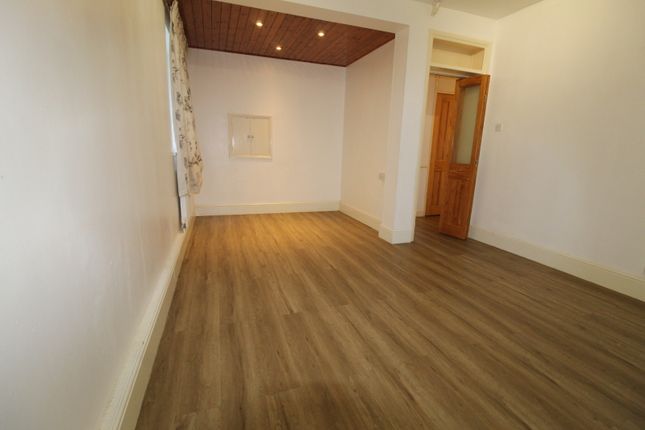 30 Chichester Court, Northolt photo 4