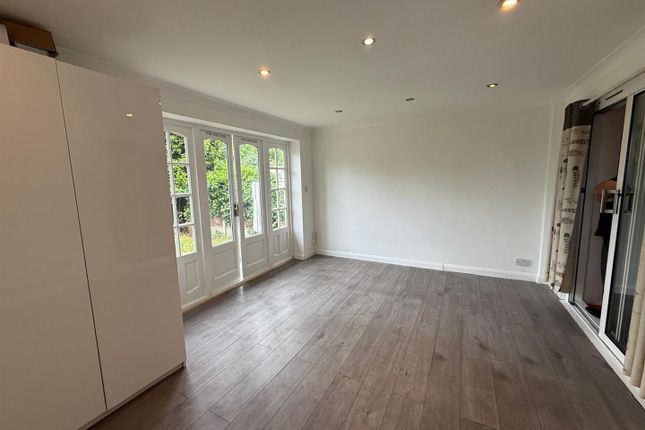 72A, Dorchester Avenue, London photo 4