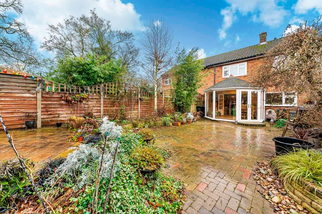 219 Fullers Mead, Harlow photo 2