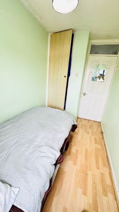 Aspen Drive, Wembley photo 5