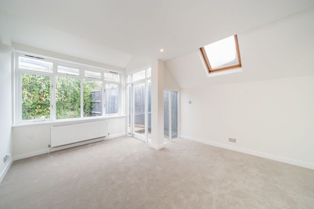 Flat 4 817, Garratt Lane, London photo 3