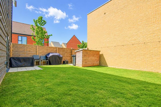 96, Barnfield Way, Harlow photo 3