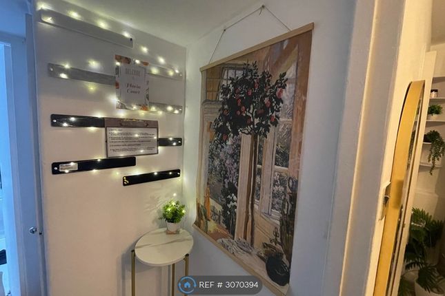 Flat, Florin Court Charterhouse Square, London photo 5