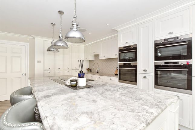 93, Theydon Grove, Epping photo 4