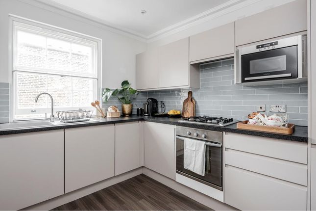 Flat to rent in Buckingham Palace Road, London