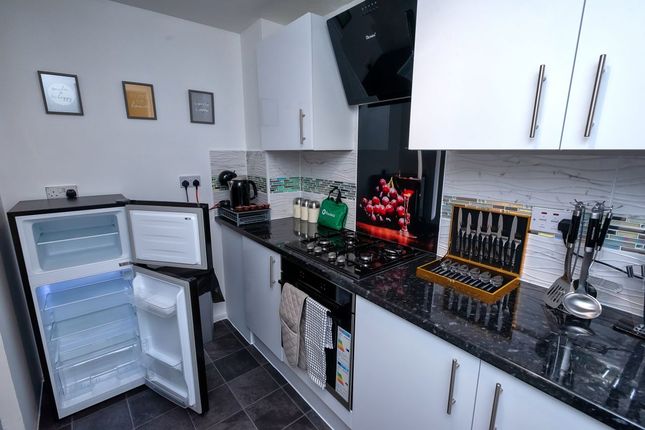 Flat to rent in Fleming Way, London