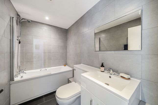 Flat B, 70, Alexandra Park Road, London photo 4