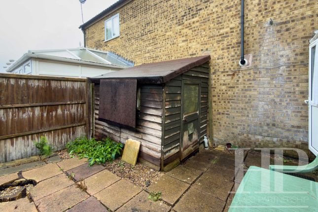 1 Greenways Walk, Crawley photo 4