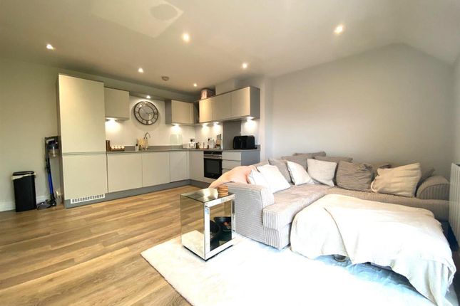 6 Prospect House, The Broadway, Farnham Common photo 2