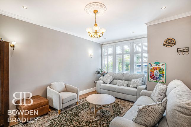 82 Fencepiece Road, Barkingside photo 4