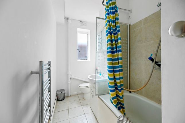 Flat for sale in Avondale Square, London