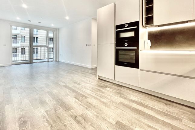 21 Kingsland Court Streamdale Road, London photo 2