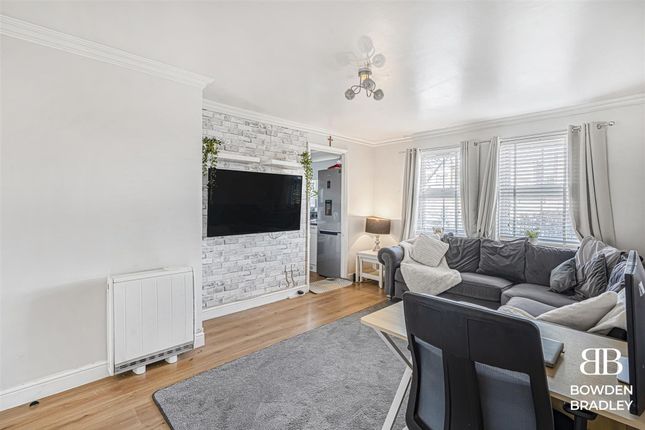 Flat 1, Hazel Court, Chigwell photo 2