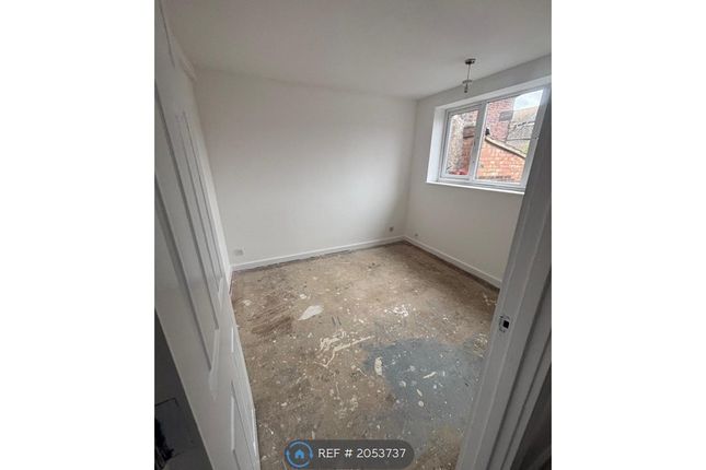 Second Floor Flat, High Street North, Dunstable photo 3