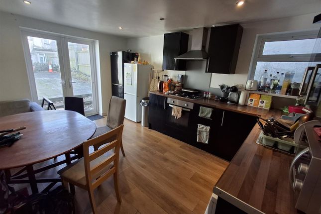 5-bed house on Cathays Terrace, Cardiff, £2,900/mo