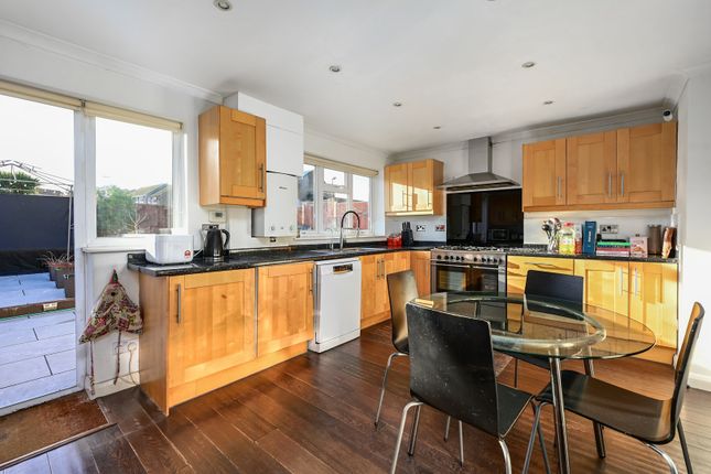 4, Shelley Walk, Yateley photo 4