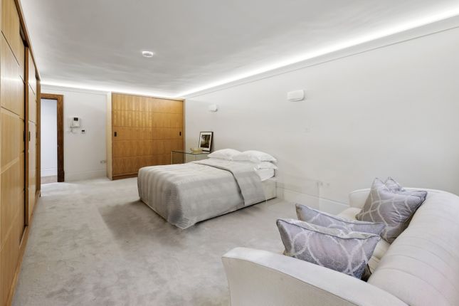 Flat for sale in Mount Row, London