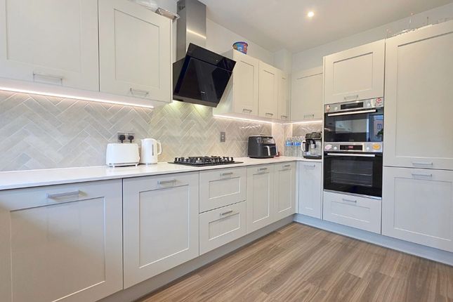 22 Hawthorn Drive, Crowthorne, Berkshire photo 3