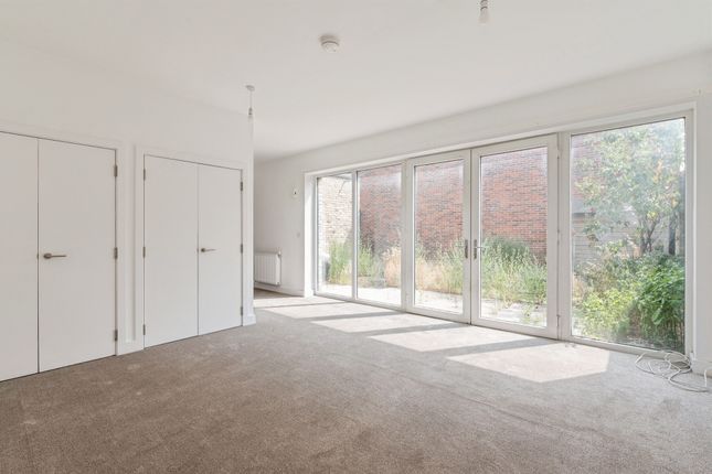 2, Queen Elizabeth Place, Tilbury photo 2