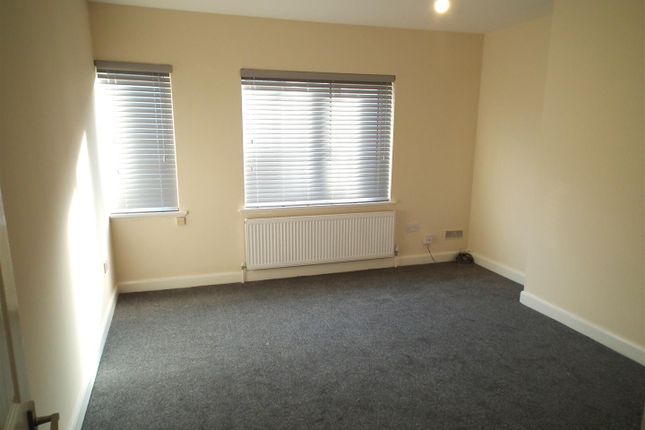 24, Bowling Green Avenue, Northants photo 3