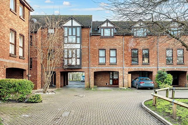 Studio flat on 96 Farriers Road, Epsom, £180,000