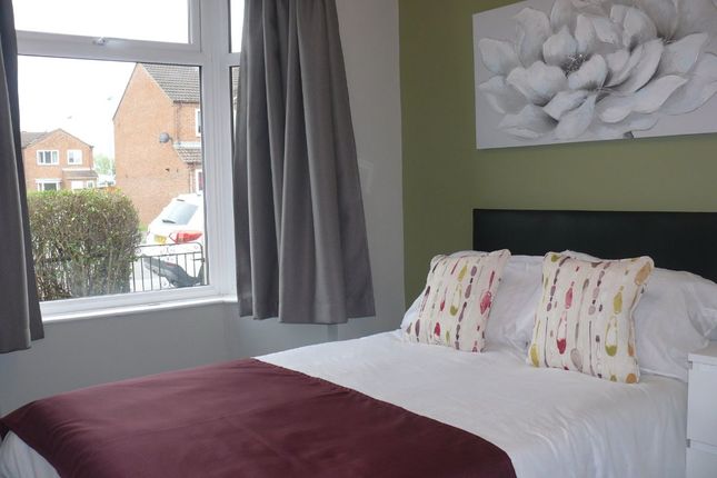 Room 4, 64 Flaxley Road, Selby photo 2
