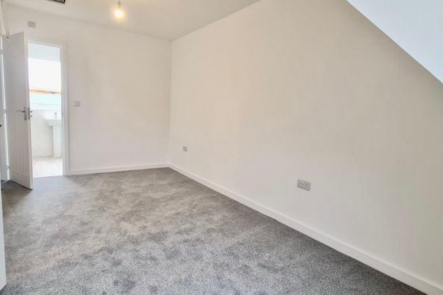 123, LLANELLI photo 3