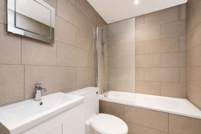 Mezzanine Flat, First Floor, 33, Palace Court, London photo 4