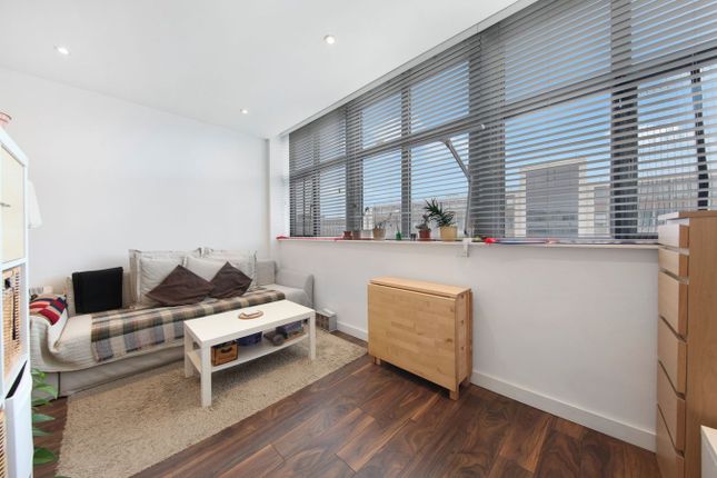 26, Talbot Skyline, Imperial Drive, Harrow photo 3
