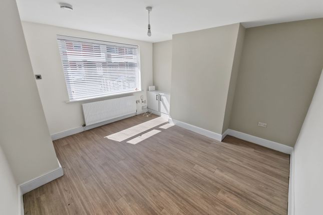43 Deepdale Drive, Manchester photo 3