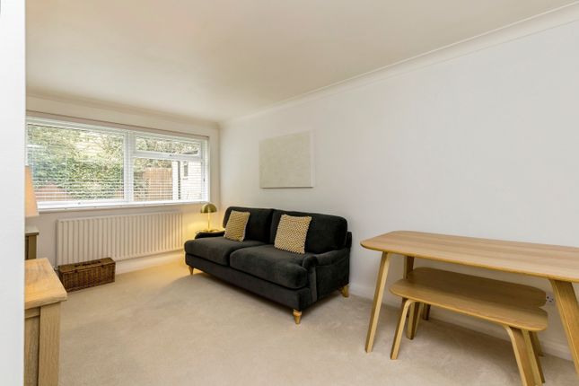 10 Hanover Court, York Close, Horsham photo 4