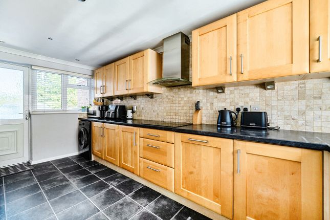 16, Reeves Way, Berkshire photo 3