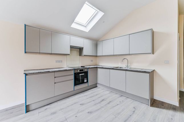 Thumbnail Flat to rent in Station Approach Road, Sutton, Tadworth