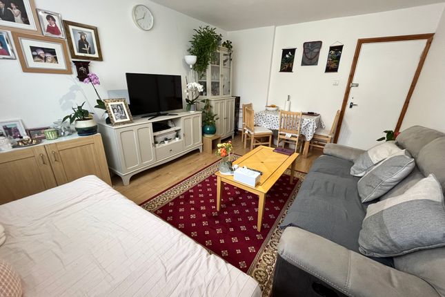 Flat for sale in Rugby Avenue, Wembley