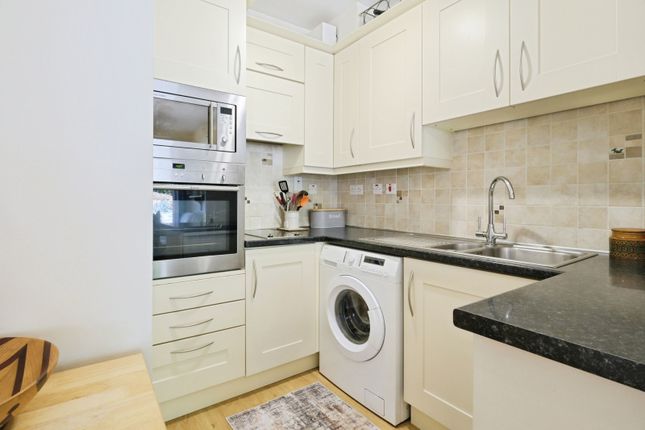 17 Little Dean Court,, Winton Hill, Hampshire photo 4