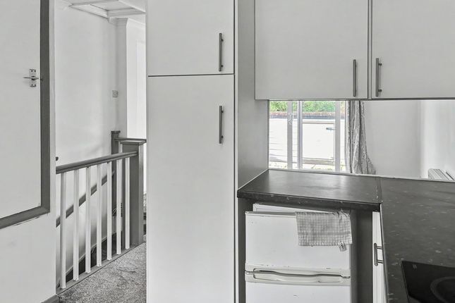 14 Davies Court,, Carrington Road, High Wycombe photo 3