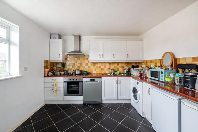5 Elizabeth Court, Victoria Road, Horley photo 2
